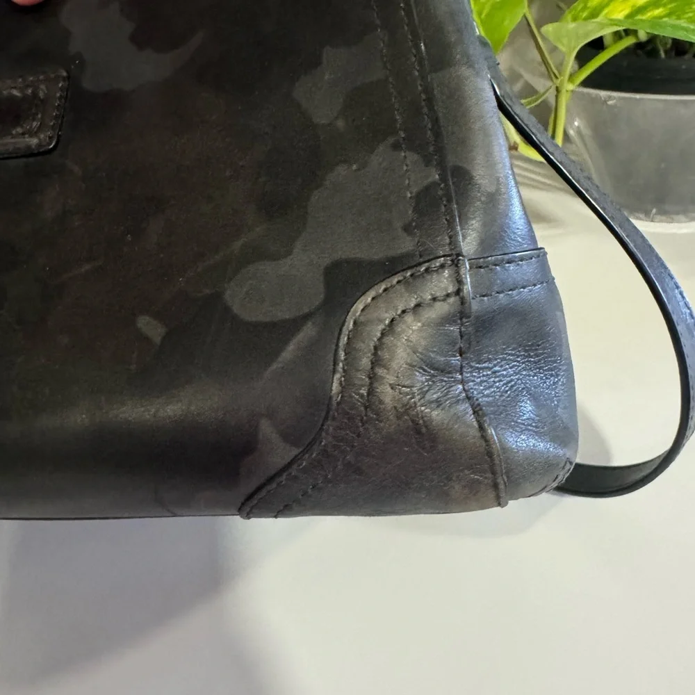Frye Charlie Shoulder Bag real leather in Camo (black) - Picture 4 of 11